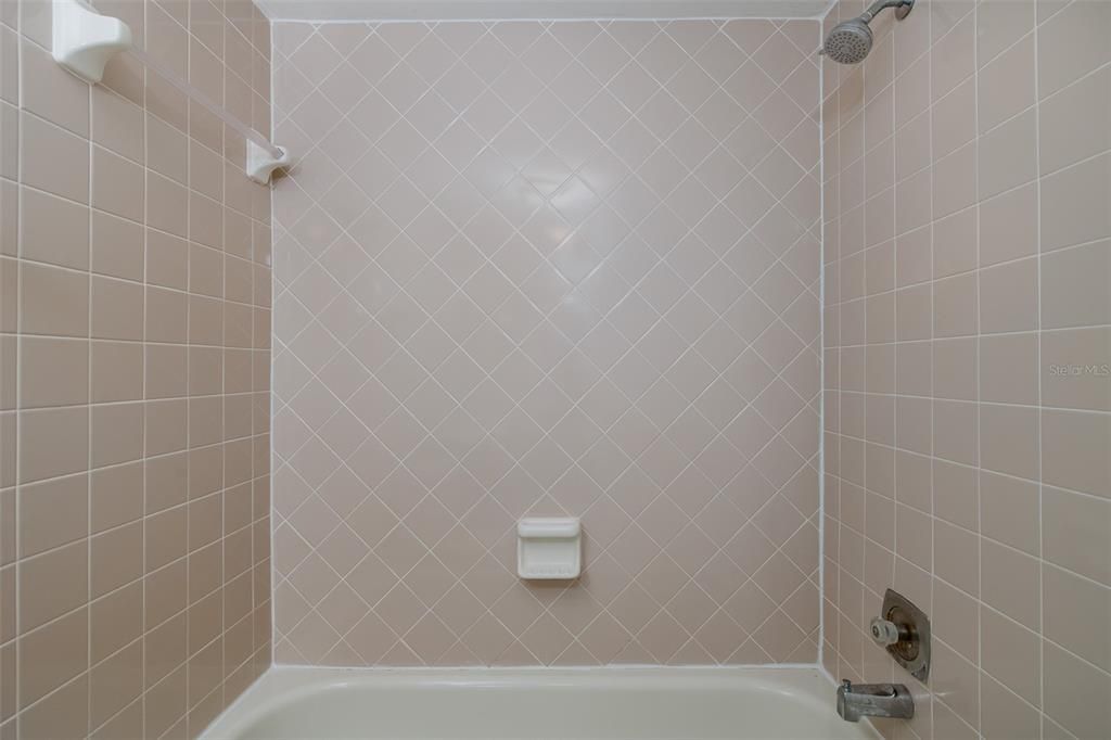 合同活跃: $134,900 (2 贝兹, 2 浴室, 1056 平方英尺)