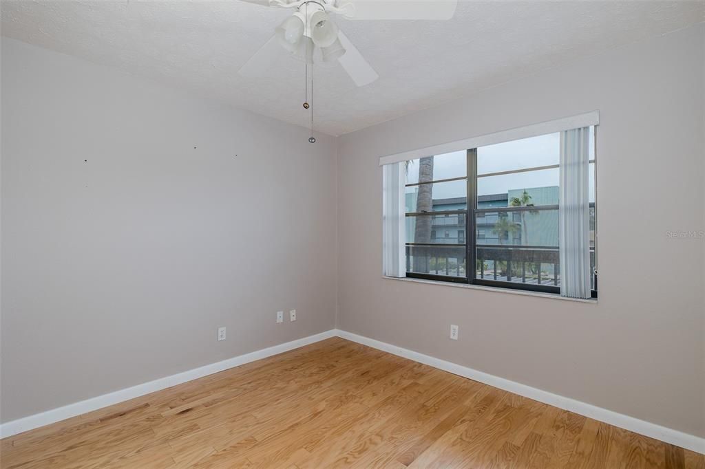 合同活跃: $134,900 (2 贝兹, 2 浴室, 1056 平方英尺)