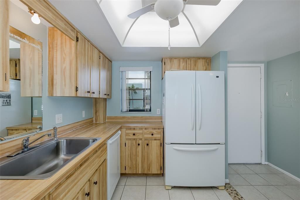 合同活跃: $134,900 (2 贝兹, 2 浴室, 1056 平方英尺)