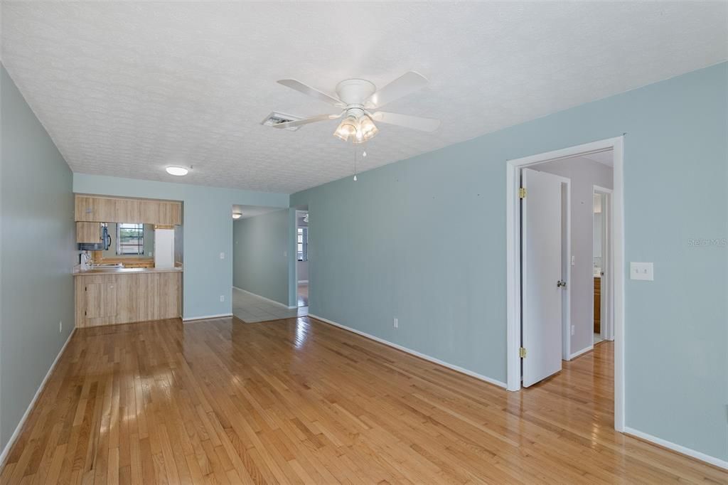 合同活跃: $134,900 (2 贝兹, 2 浴室, 1056 平方英尺)