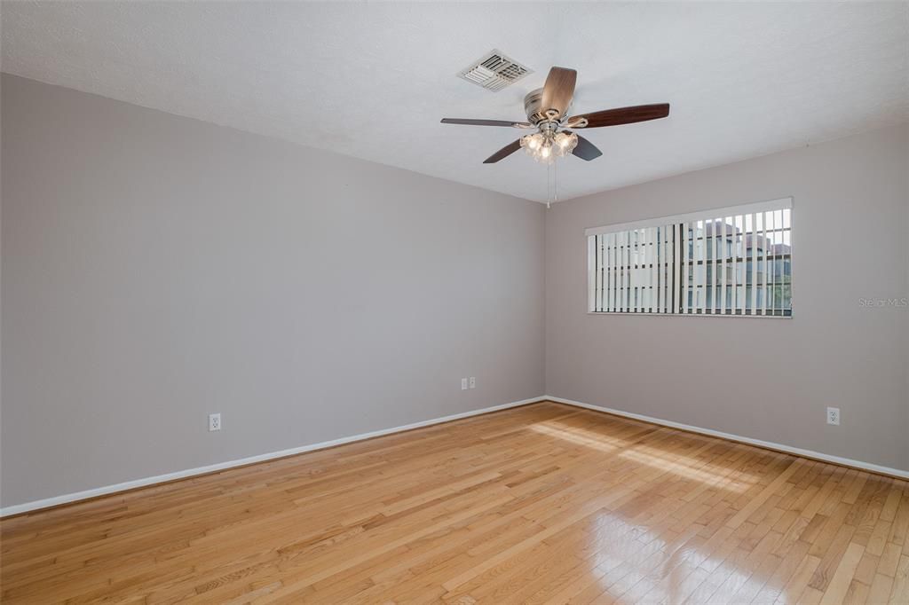 合同活跃: $134,900 (2 贝兹, 2 浴室, 1056 平方英尺)