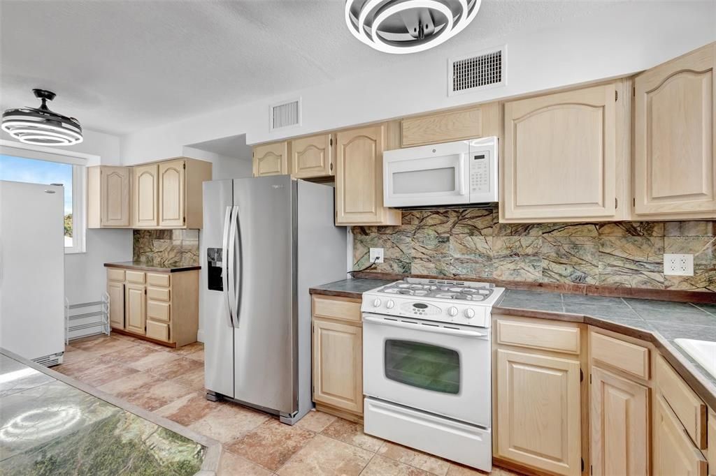 待售: $990,000 (4 贝兹, 3 浴室, 2572 平方英尺)