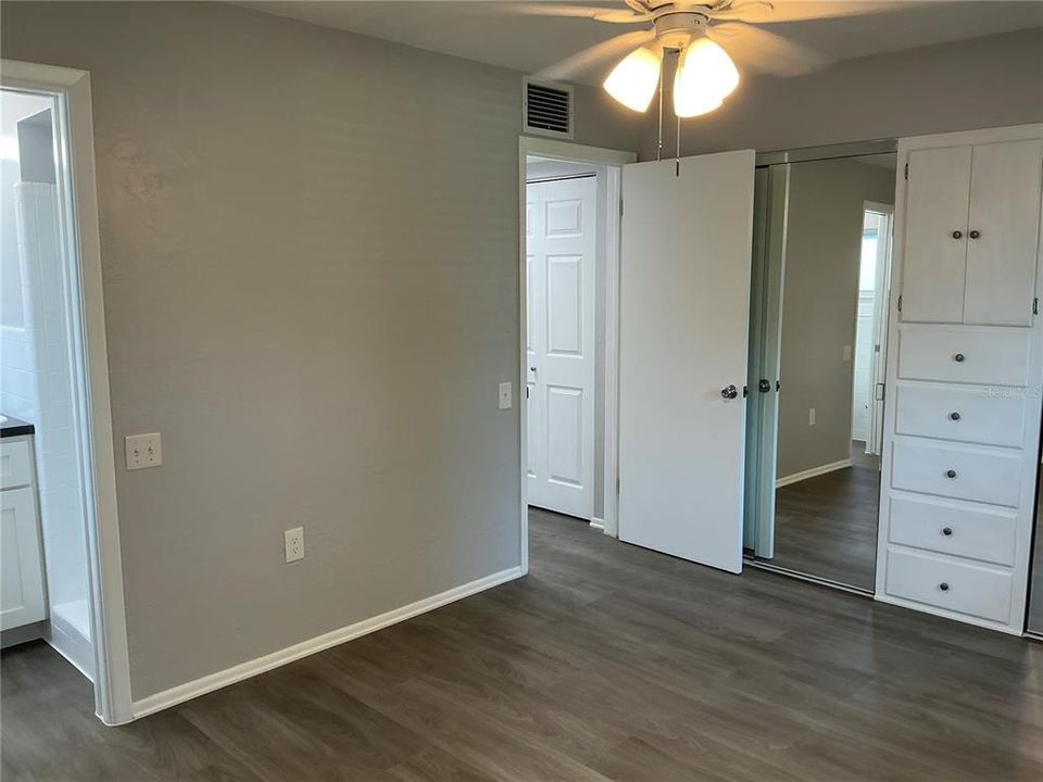 Activo con contrato: $2,150 (2 camas, 2 baños, 1101 Pies cuadrados)