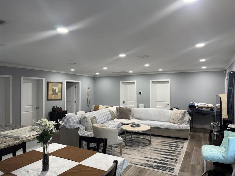 Под контрактом: $425,000 (4 спален, 2 ванн, 1724 Квадратных фут)