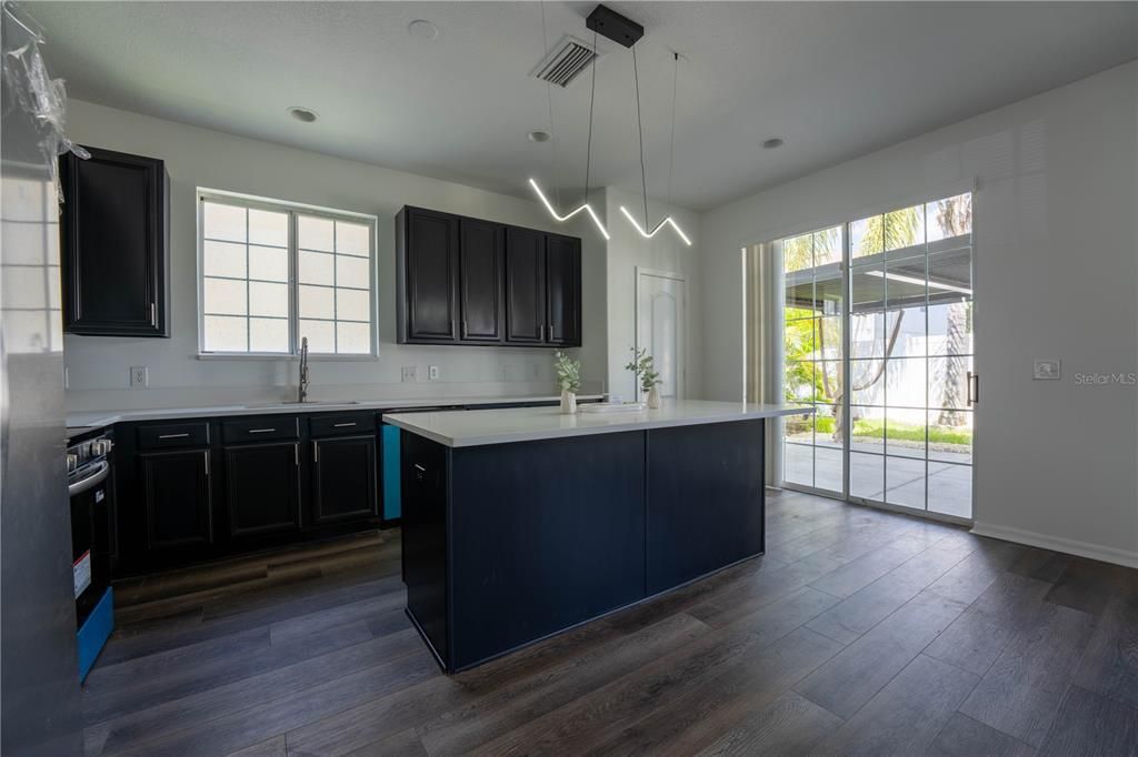 Activo con contrato: $399,900 (5 camas, 3 baños, 2657 Pies cuadrados)