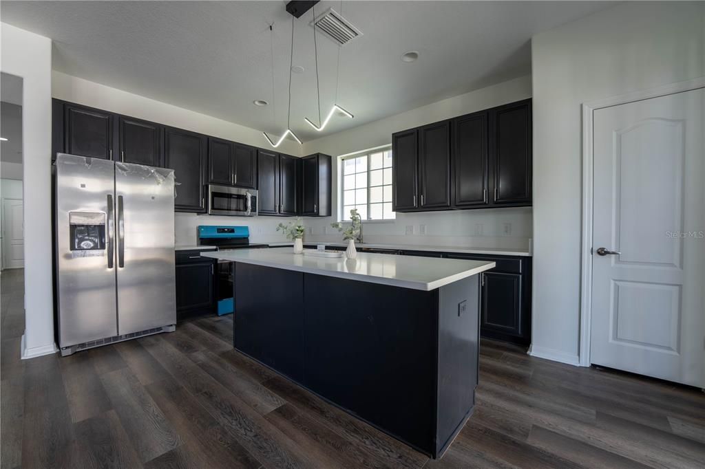 Activo con contrato: $399,900 (5 camas, 3 baños, 2657 Pies cuadrados)