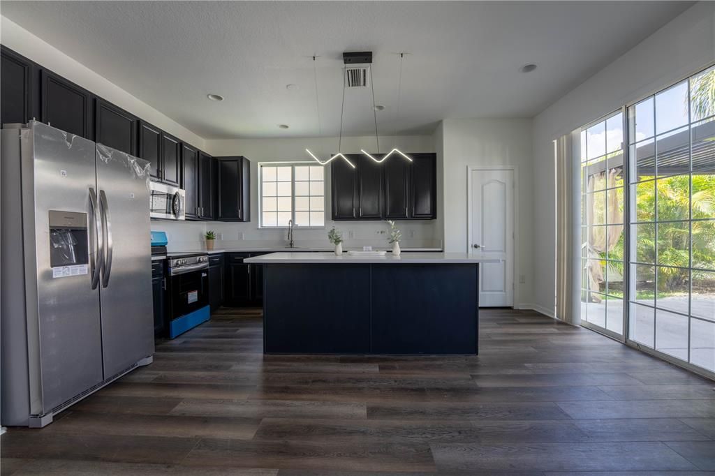 Activo con contrato: $399,900 (5 camas, 3 baños, 2657 Pies cuadrados)