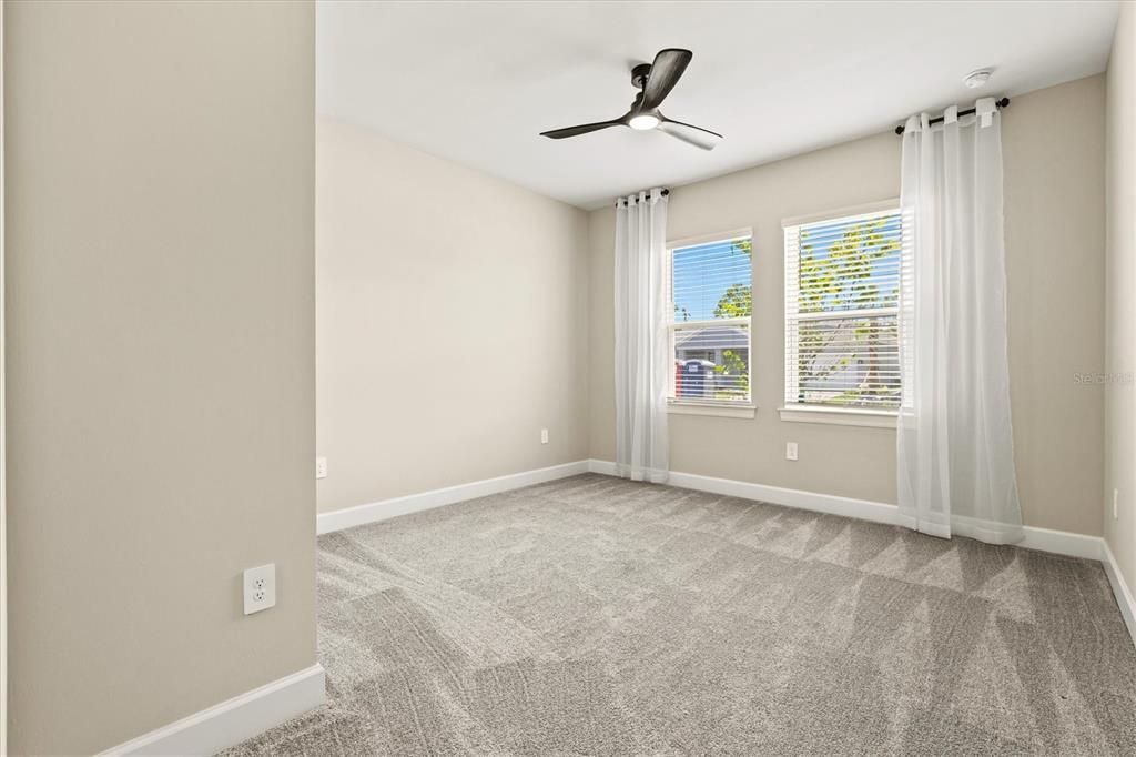 合同活跃: $449,000 (4 贝兹, 4 浴室, 2920 平方英尺)