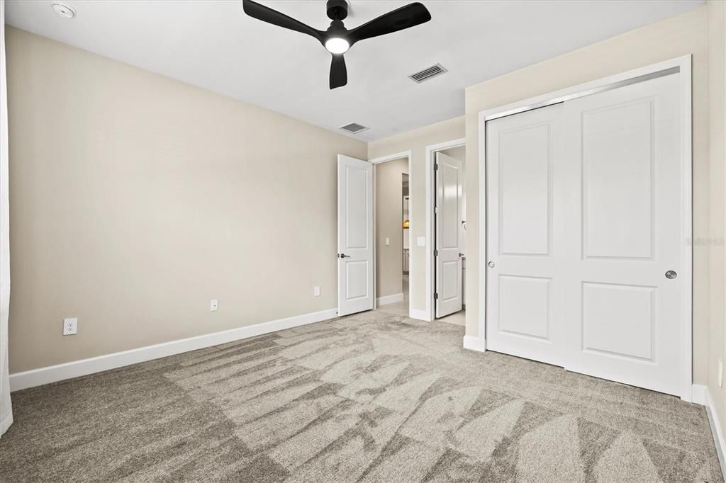 合同活跃: $449,000 (4 贝兹, 4 浴室, 2920 平方英尺)