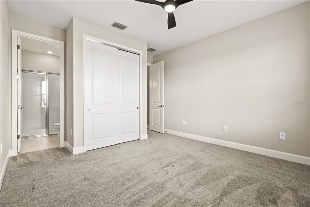 合同活跃: $449,000 (4 贝兹, 4 浴室, 2920 平方英尺)