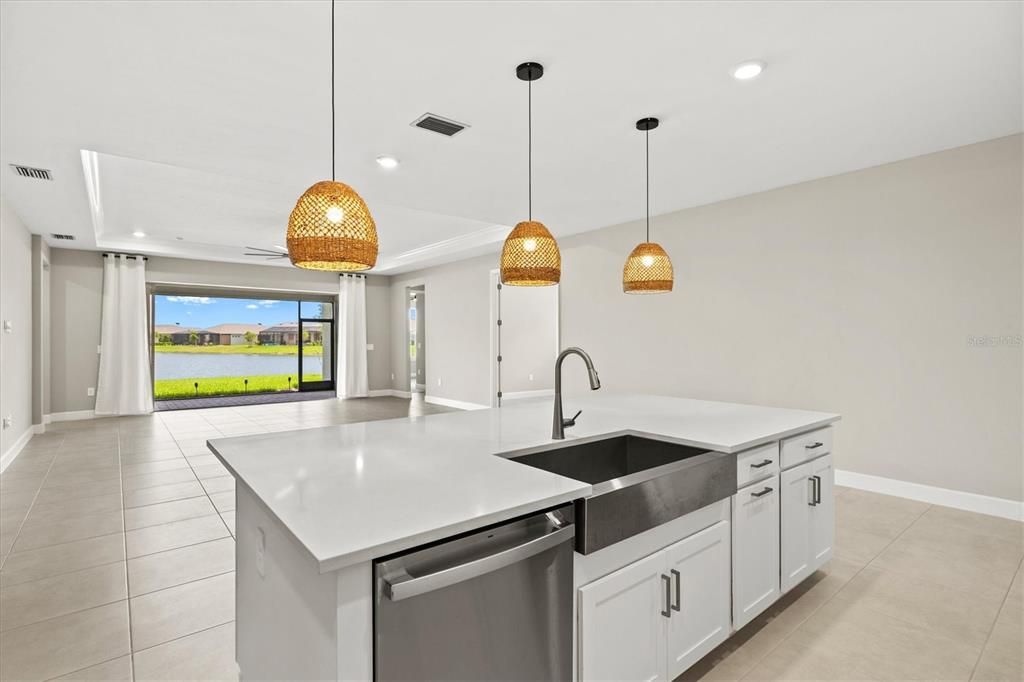 合同活跃: $449,000 (4 贝兹, 4 浴室, 2920 平方英尺)