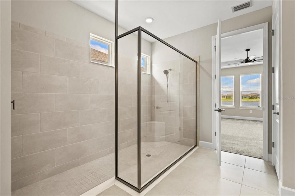 合同活跃: $449,000 (4 贝兹, 4 浴室, 2920 平方英尺)