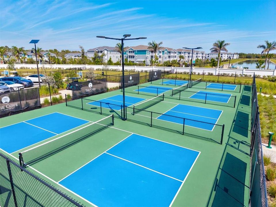 合同活跃: $449,000 (4 贝兹, 4 浴室, 2920 平方英尺)