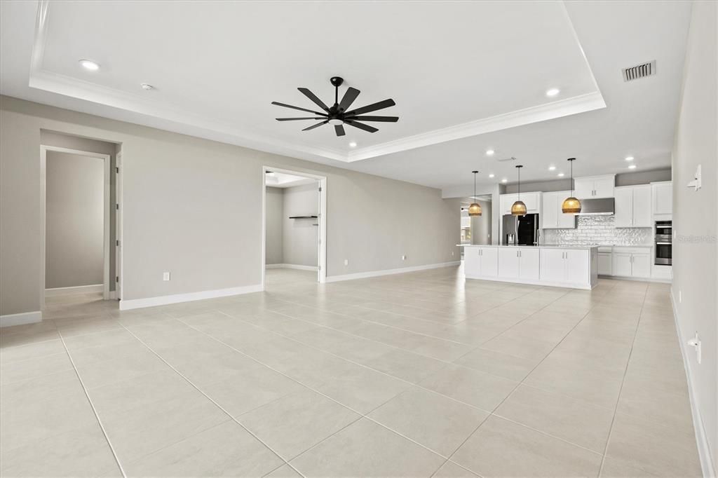 合同活跃: $449,000 (4 贝兹, 4 浴室, 2920 平方英尺)