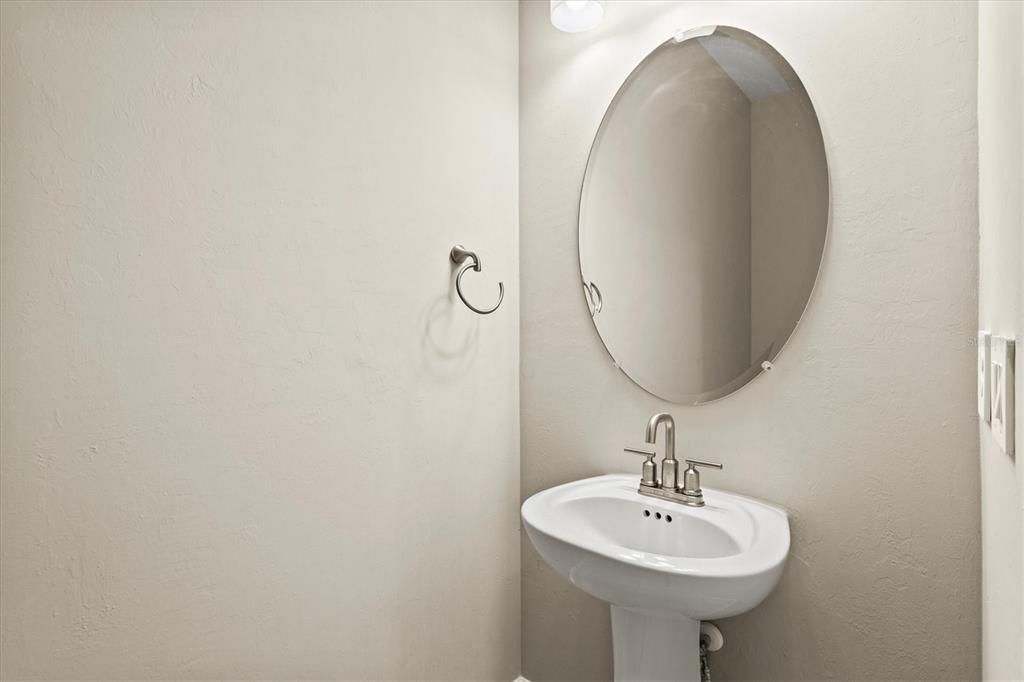 合同活跃: $449,000 (4 贝兹, 4 浴室, 2920 平方英尺)