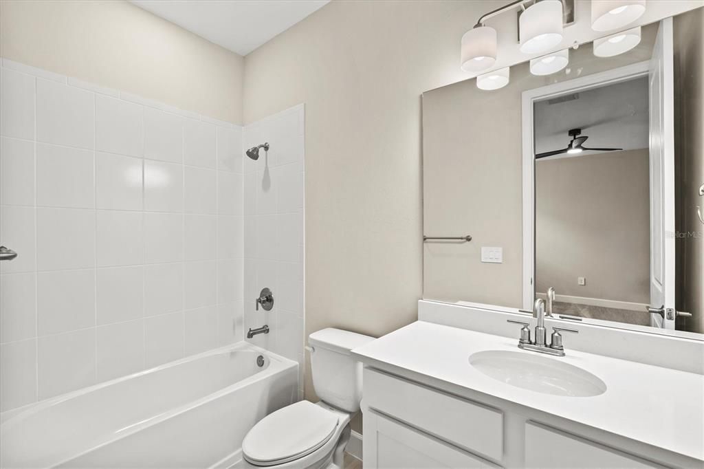 合同活跃: $449,000 (4 贝兹, 4 浴室, 2920 平方英尺)