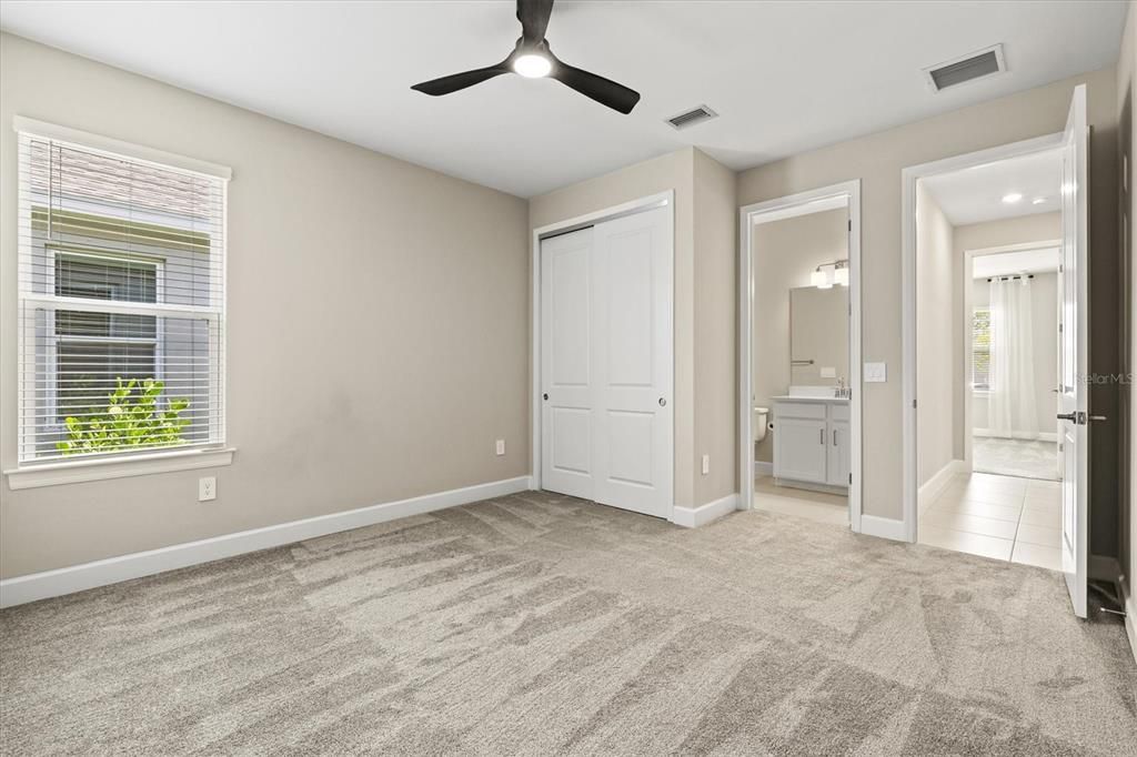 合同活跃: $449,000 (4 贝兹, 4 浴室, 2920 平方英尺)