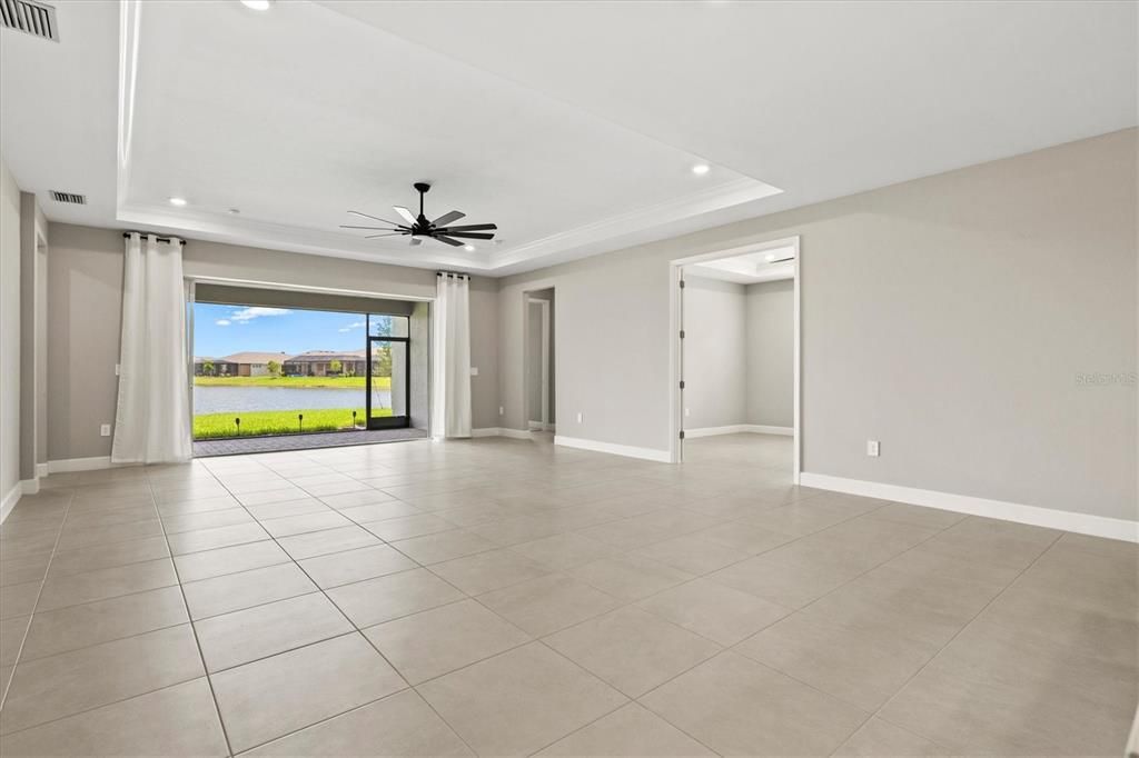 合同活跃: $449,000 (4 贝兹, 4 浴室, 2920 平方英尺)