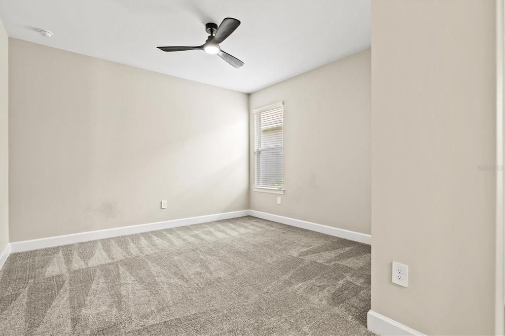 合同活跃: $449,000 (4 贝兹, 4 浴室, 2920 平方英尺)