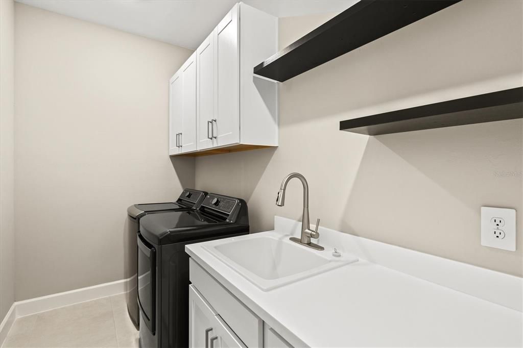 合同活跃: $449,000 (4 贝兹, 4 浴室, 2920 平方英尺)