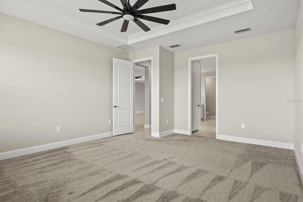 合同活跃: $449,000 (4 贝兹, 4 浴室, 2920 平方英尺)