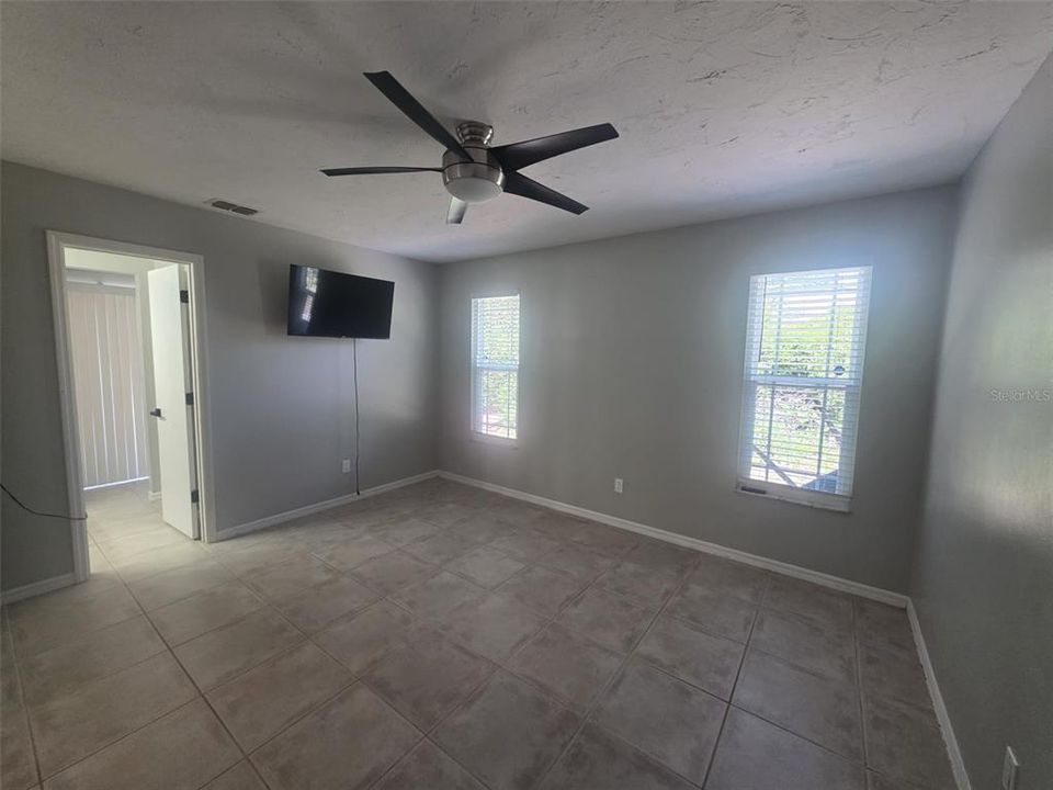 合同活跃: $258,995 (3 贝兹, 2 浴室, 1205 平方英尺)