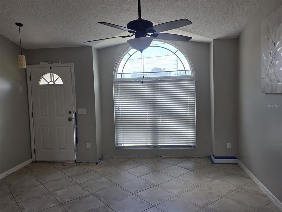 合同活跃: $258,995 (3 贝兹, 2 浴室, 1205 平方英尺)