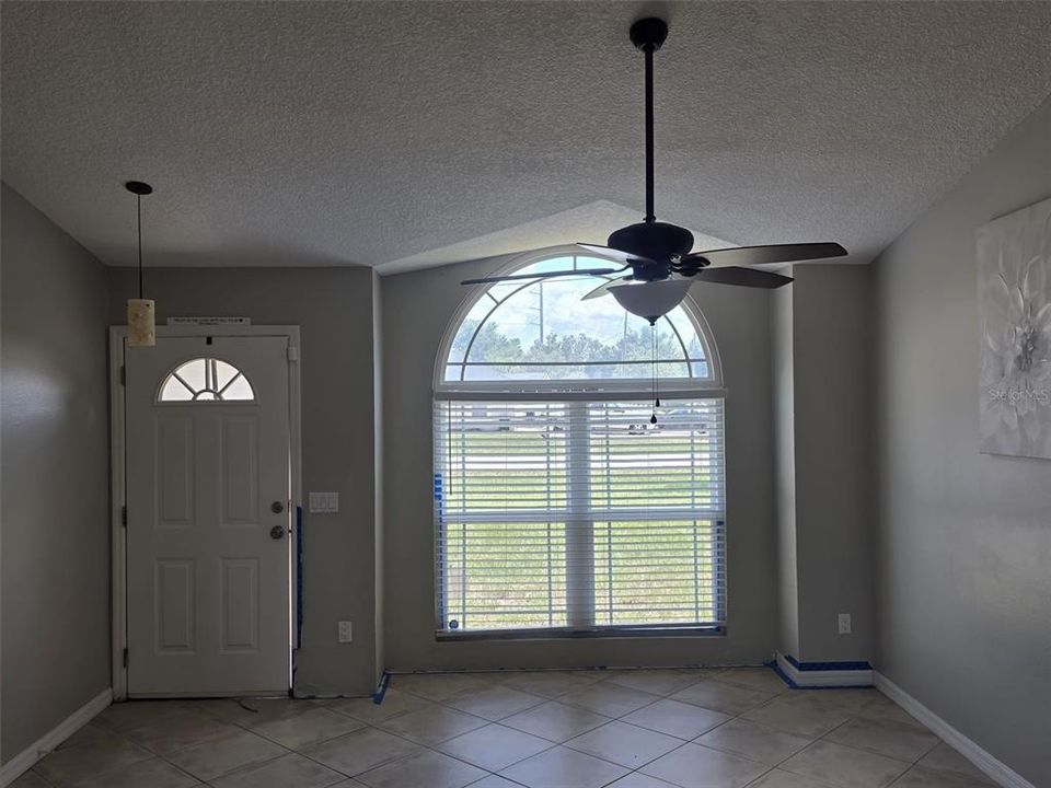 合同活跃: $258,995 (3 贝兹, 2 浴室, 1205 平方英尺)