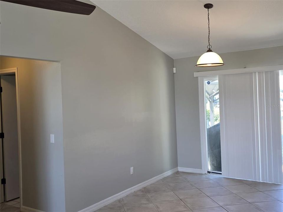 合同活跃: $258,995 (3 贝兹, 2 浴室, 1205 平方英尺)