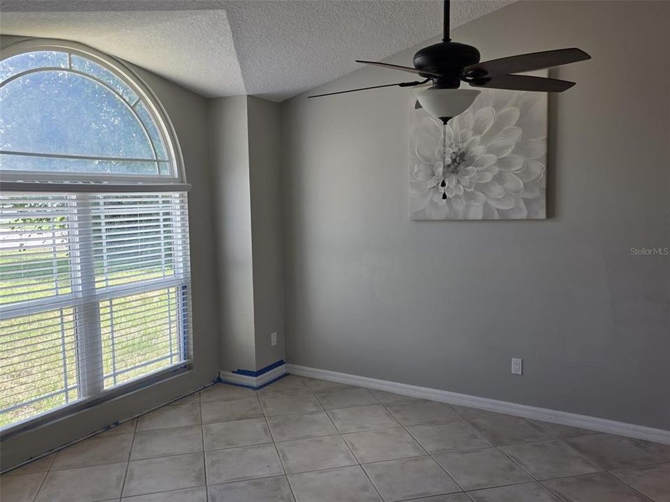 合同活跃: $258,995 (3 贝兹, 2 浴室, 1205 平方英尺)