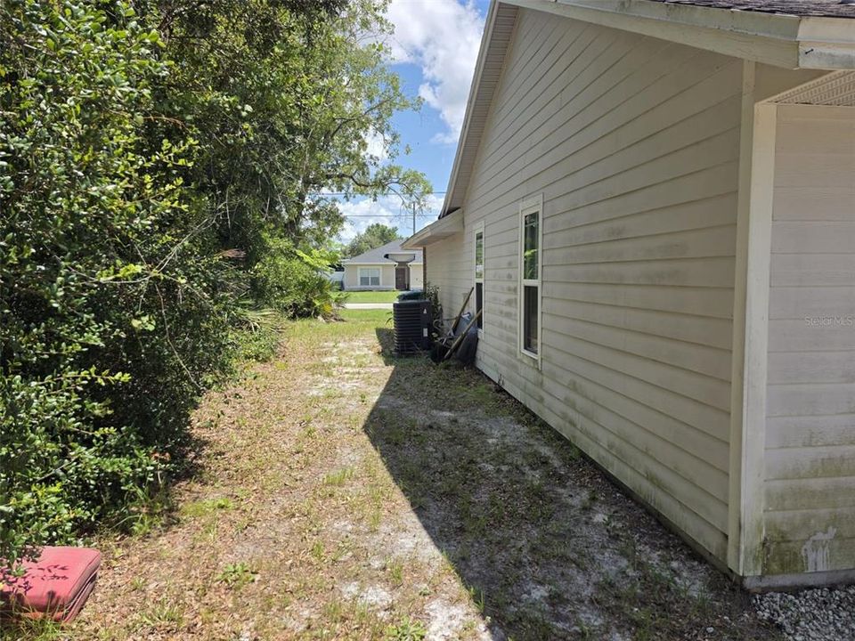 合同活跃: $258,995 (3 贝兹, 2 浴室, 1205 平方英尺)