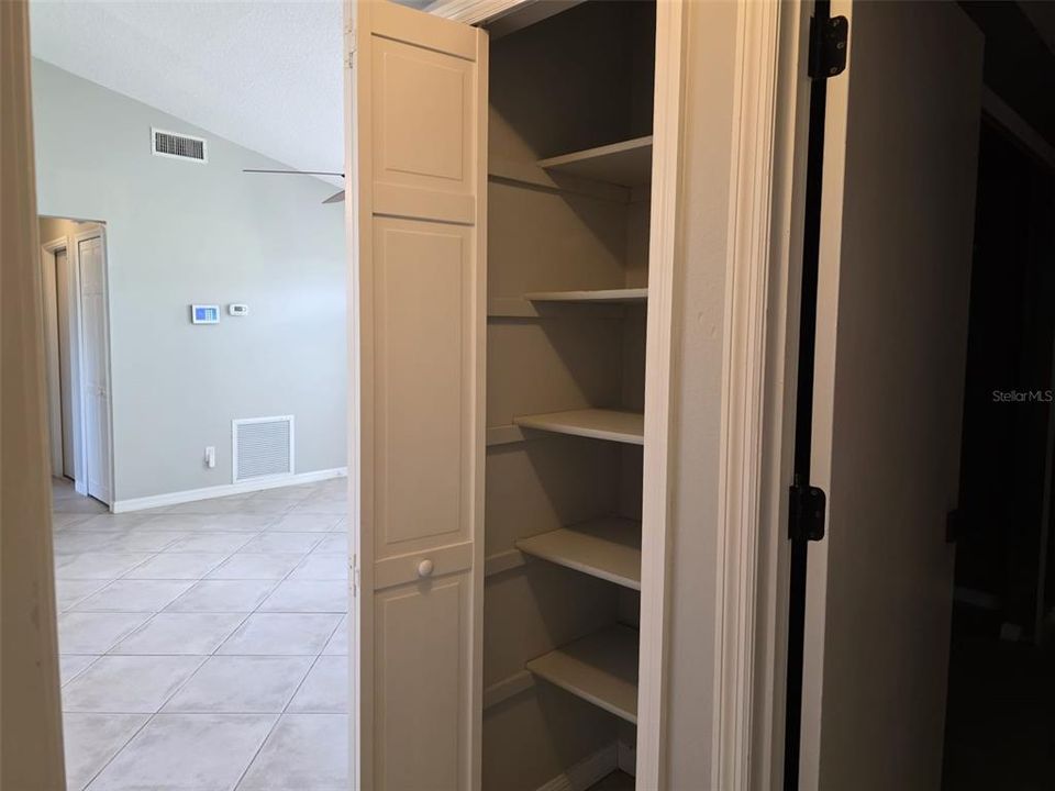 合同活跃: $258,995 (3 贝兹, 2 浴室, 1205 平方英尺)