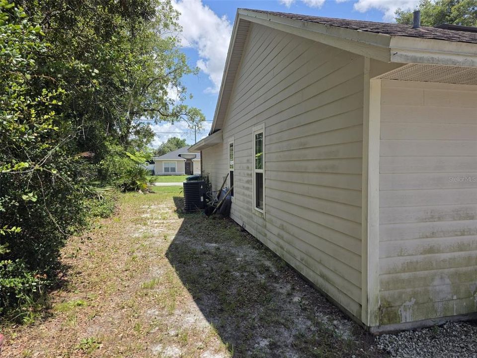 合同活跃: $258,995 (3 贝兹, 2 浴室, 1205 平方英尺)