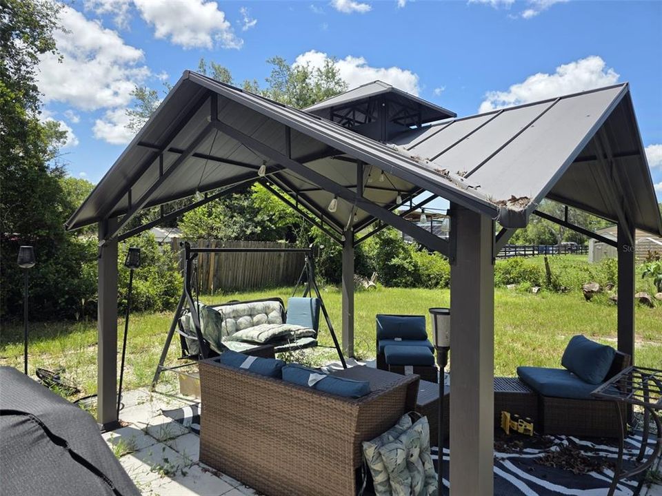 合同活跃: $258,995 (3 贝兹, 2 浴室, 1205 平方英尺)