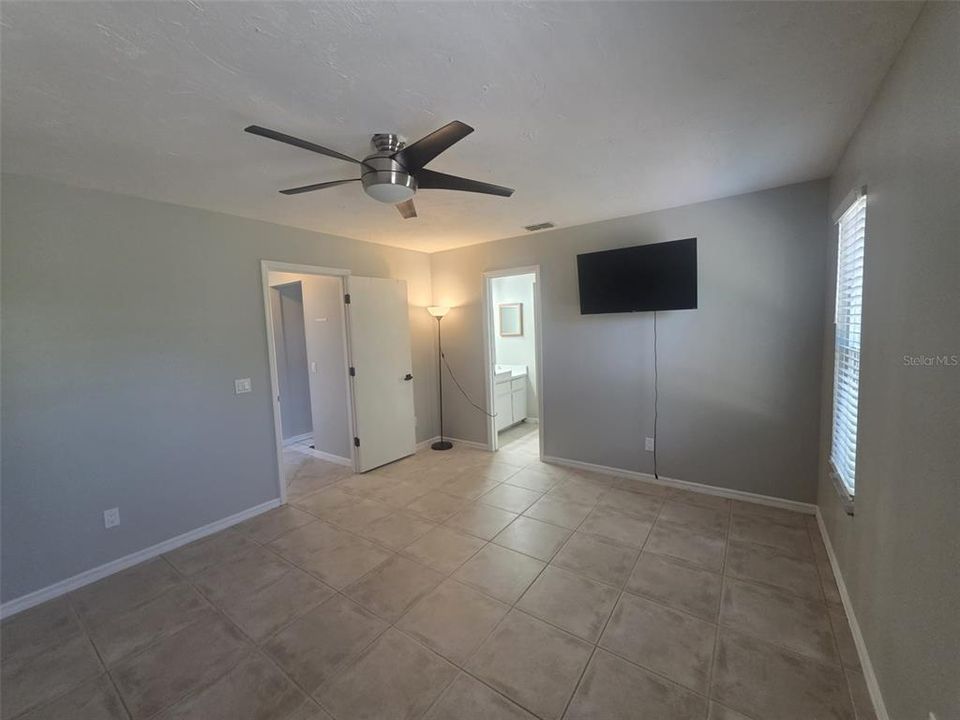 合同活跃: $258,995 (3 贝兹, 2 浴室, 1205 平方英尺)