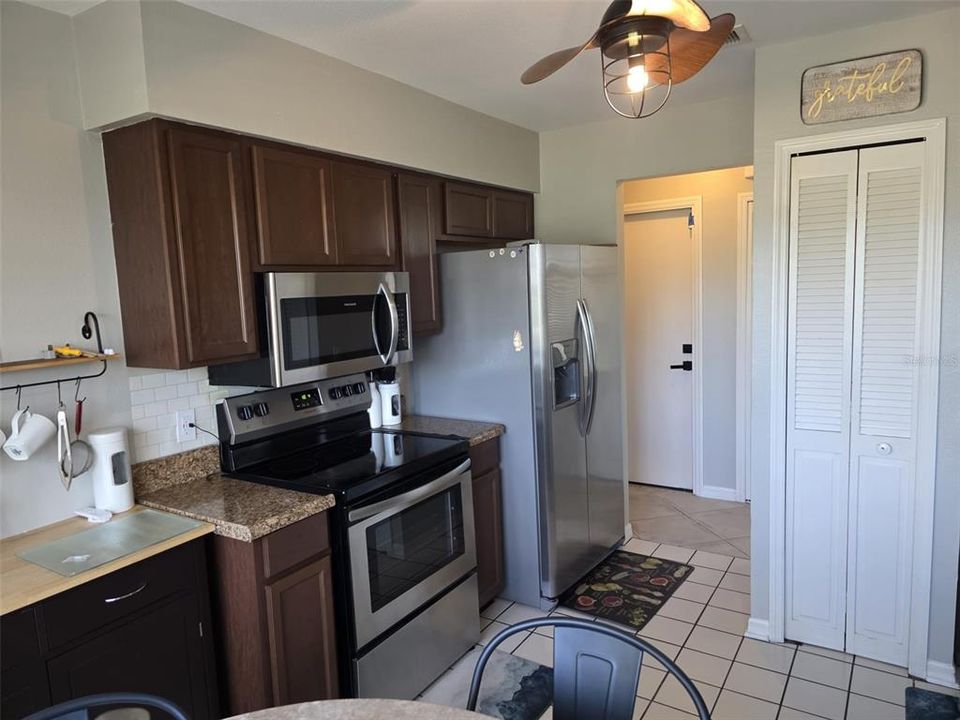 合同活跃: $258,995 (3 贝兹, 2 浴室, 1205 平方英尺)