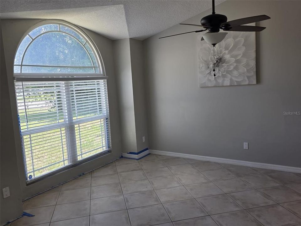 合同活跃: $258,995 (3 贝兹, 2 浴室, 1205 平方英尺)