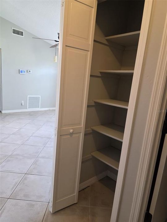 合同活跃: $258,995 (3 贝兹, 2 浴室, 1205 平方英尺)