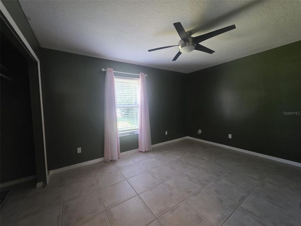 合同活跃: $258,995 (3 贝兹, 2 浴室, 1205 平方英尺)