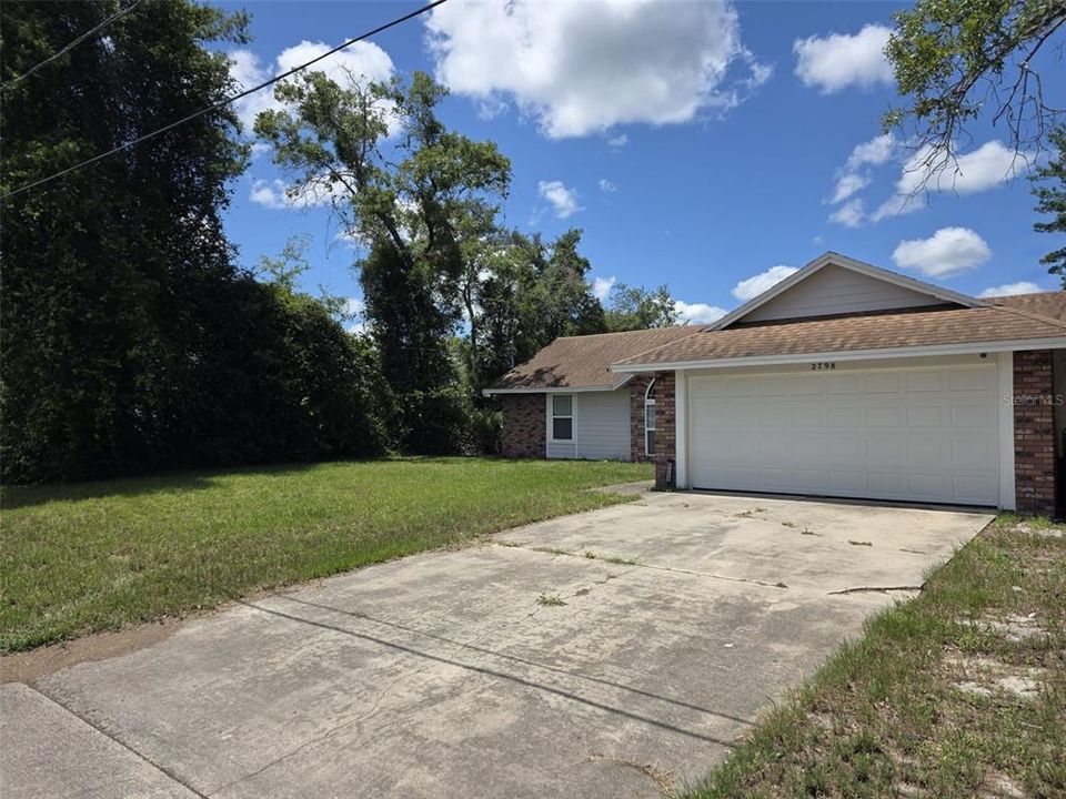 合同活跃: $258,995 (3 贝兹, 2 浴室, 1205 平方英尺)