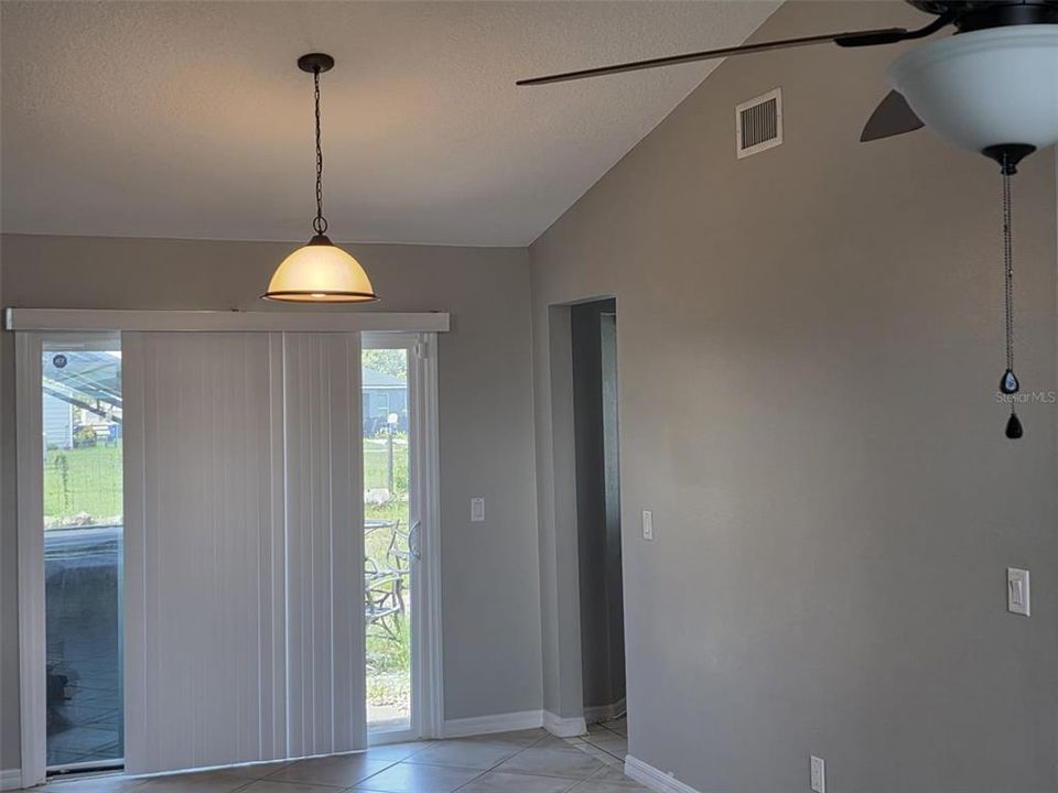 合同活跃: $258,995 (3 贝兹, 2 浴室, 1205 平方英尺)