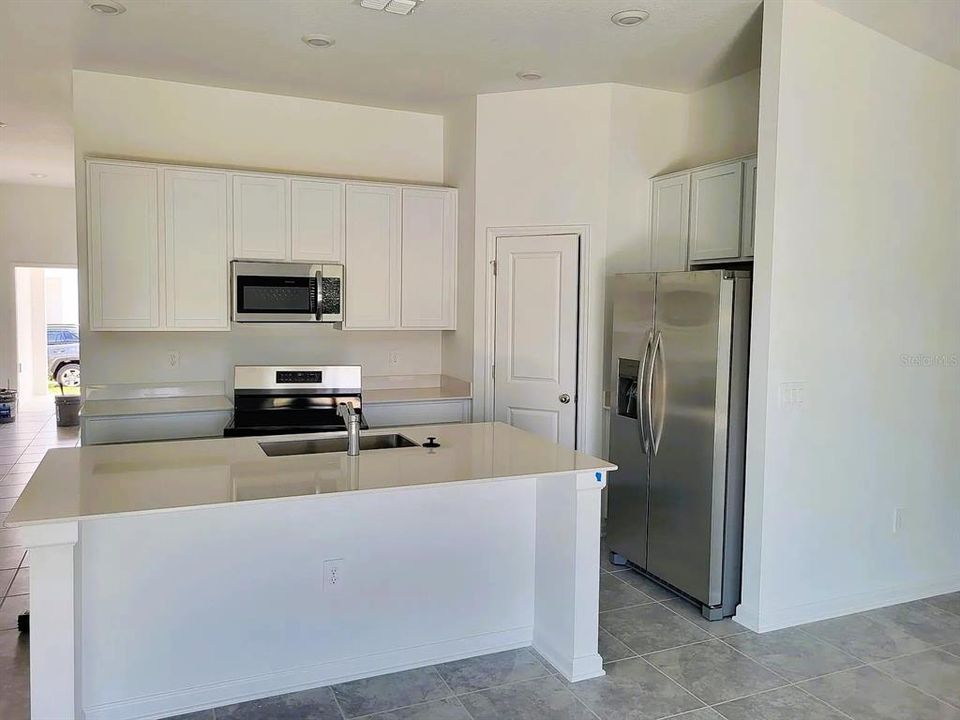 Под контрактом: $2,300 (3 спален, 2 ванн, 1555 Квадратных фут)