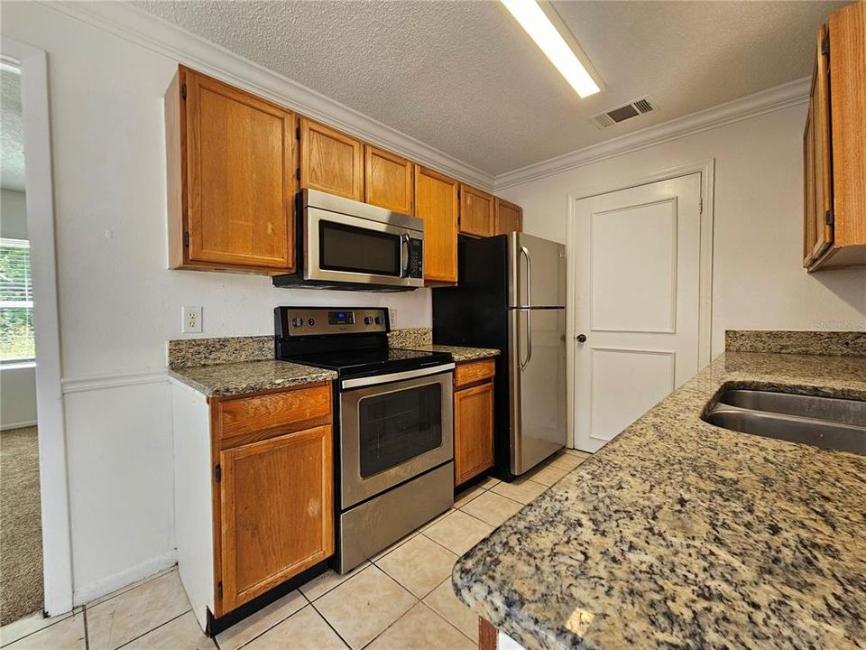 For Sale: $230,000 (2 beds, 2 baths, 860 Square Feet)