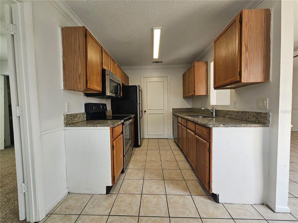 For Sale: $230,000 (2 beds, 2 baths, 860 Square Feet)