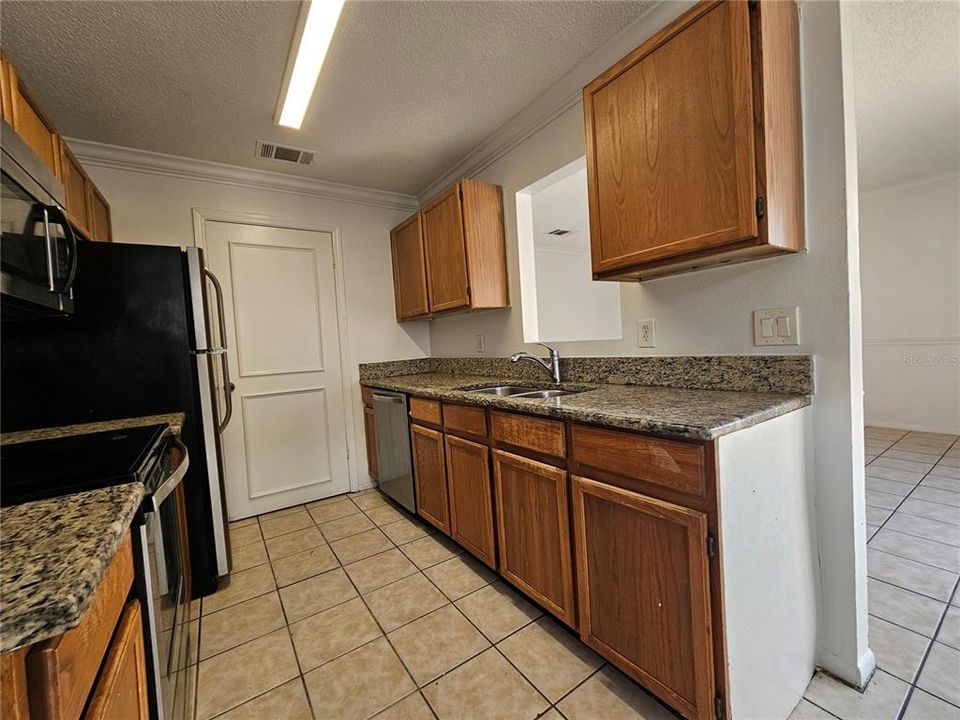 For Sale: $230,000 (2 beds, 2 baths, 860 Square Feet)