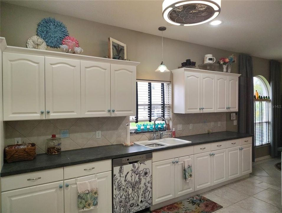 En Venta: $520,000 (3 camas, 3 baños, 2028 Pies cuadrados)