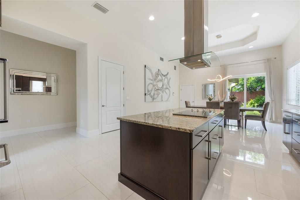 合同活跃: $1,295,000 (3 贝兹, 3 浴室, 3363 平方英尺)