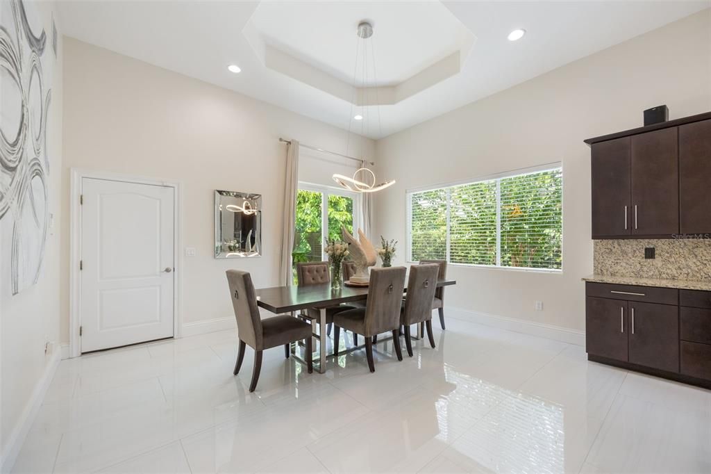 合同活跃: $1,295,000 (3 贝兹, 3 浴室, 3363 平方英尺)