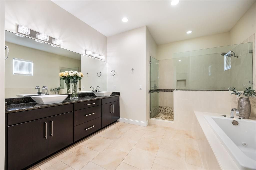 合同活跃: $1,295,000 (3 贝兹, 3 浴室, 3363 平方英尺)