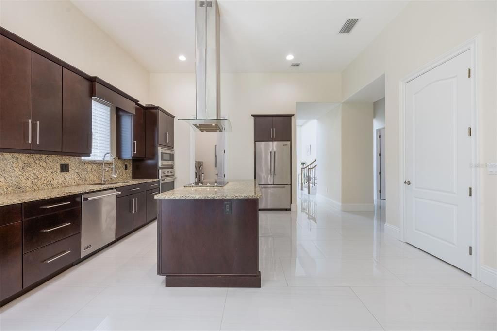 合同活跃: $1,295,000 (3 贝兹, 3 浴室, 3363 平方英尺)